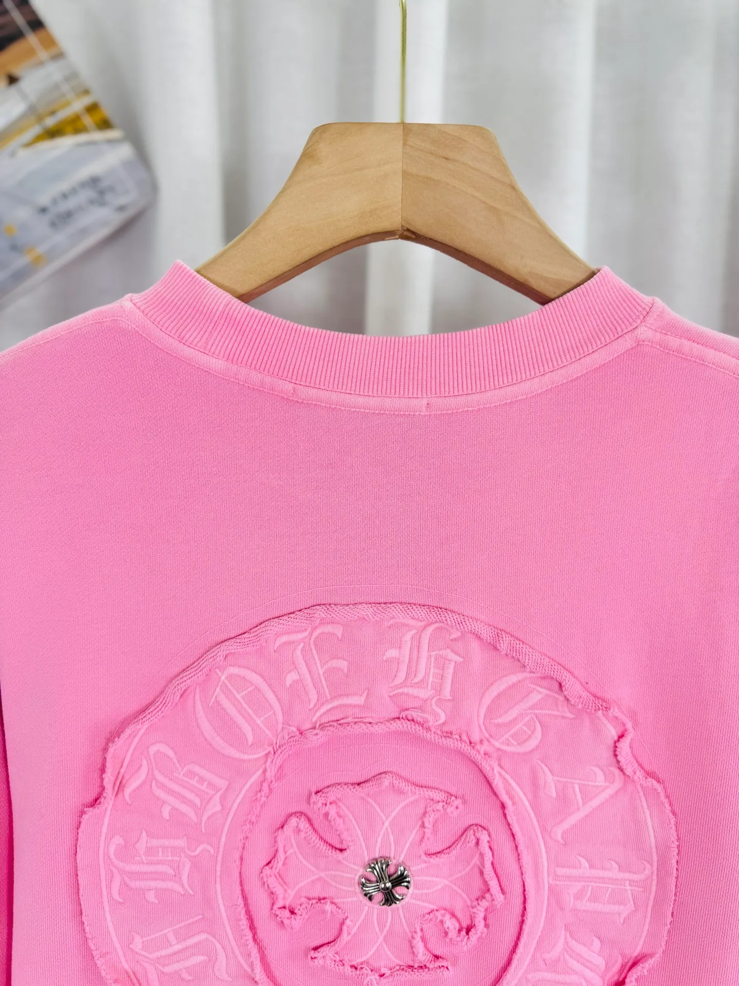 P280 top version, real shot without P, ​​different from market currency) 𝗖𝗵𝗿𝗼𝗺𝗲 𝗛𝗲𝗮𝗿𝘁𝘀/Cro Heart 2025 washed patch embroidery autumn and winter new original single counter American laser burnt 3D three-dimensional color embroidery couple casual sweatshirt 👑The highest version! Customized fabric 430g tripe terry fabric! American acid-washed and distressed original fabric laser burnt ✟appliqué embroidery and exquisite embroidery of letters! The best-selling model in the counter, very comfortable to wear. Accessories: original molded and authenticated collar label➕100% silk wash label. Genuine purchase-grade original hangtag➕matching hanging rope➕3D hanging beads➕original packaging bag. Craftsmanship: The original version has consistent wiring! The highest version of the armhole matching technique! Color: Pink Black Green Size: S M L XL Style Number: 25-377